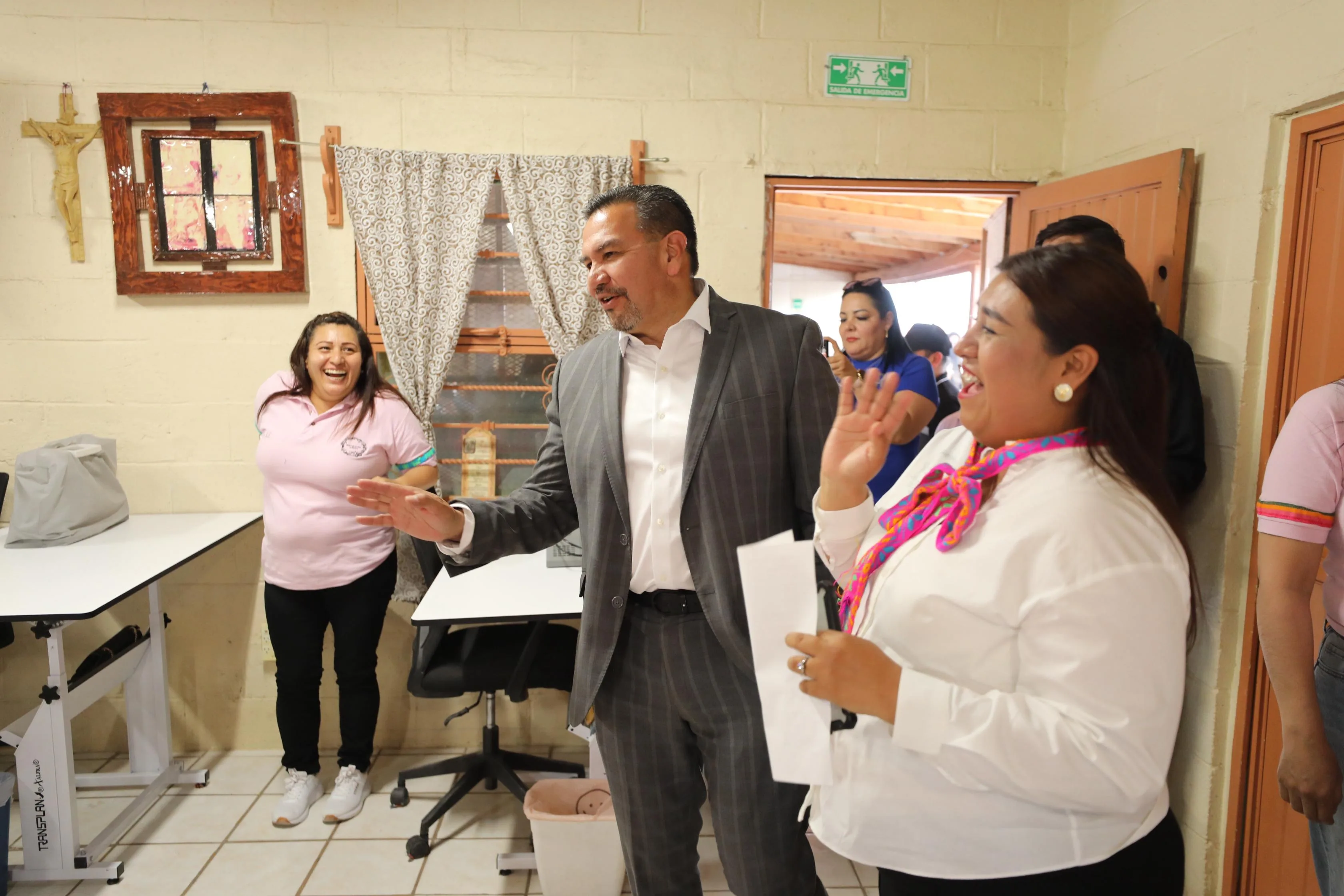 Alcalde de Ciudad Juárez entrega apoyo a proyectos ganadores del Presupuesto Participativo 2025 - imagen 4