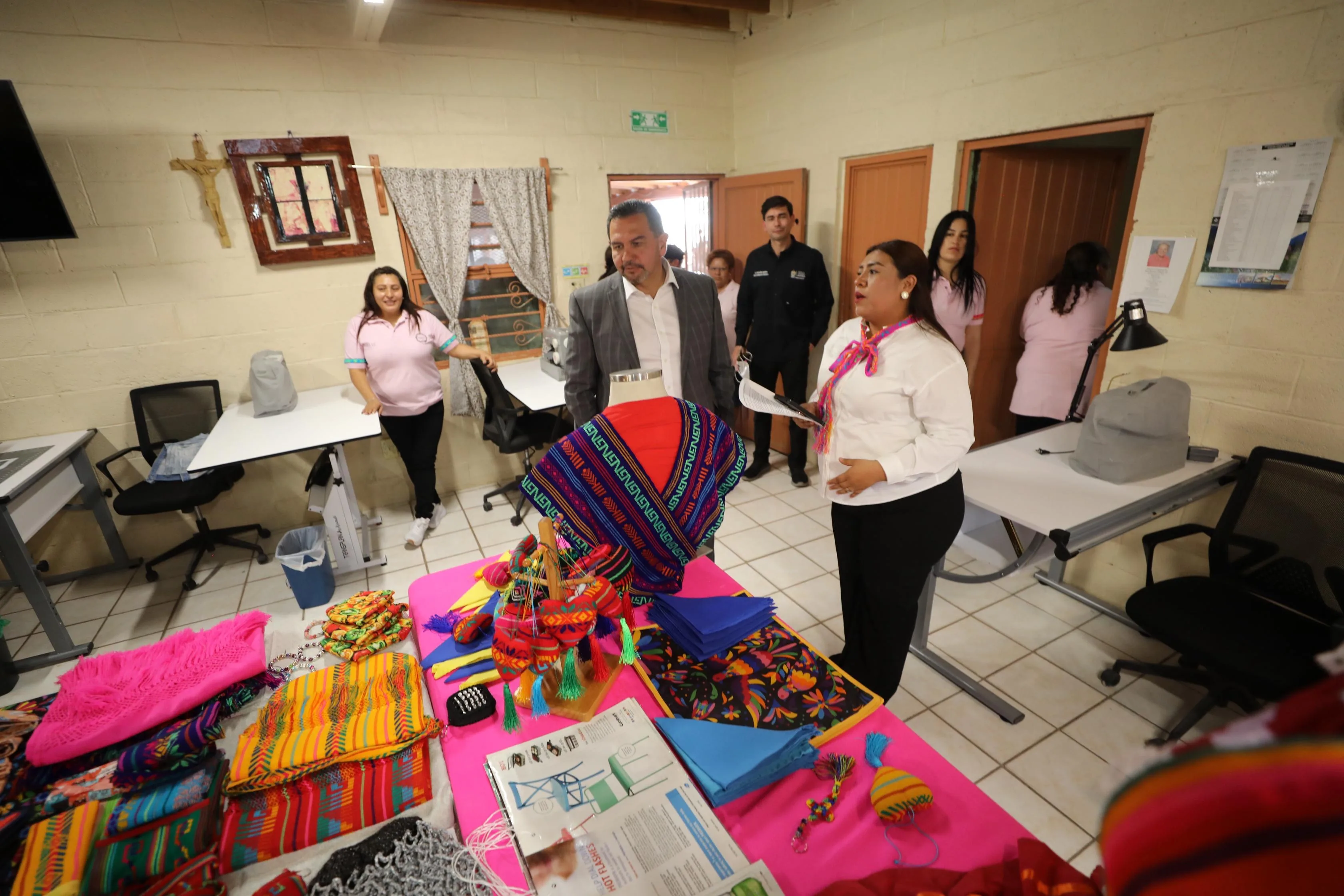 Alcalde de Ciudad Juárez entrega apoyo a proyectos ganadores del Presupuesto Participativo 2025 - imagen 8
