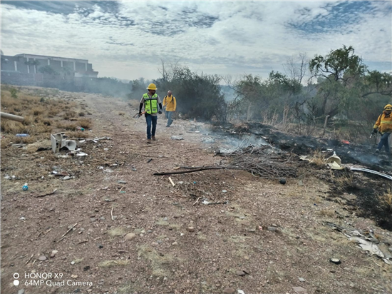 Sofocan incendio de pastizal en carretera Chihuahua–Aldama - imagen 1