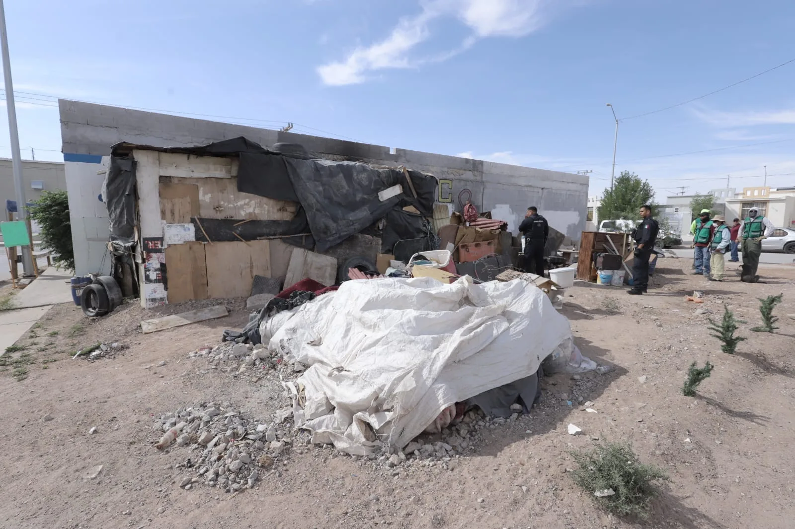Ejército, Guardia Nacional y Municipio retiran 122 toneladas de basura y escombro en cinco colonias de Ciudad Juárez - imagen 1