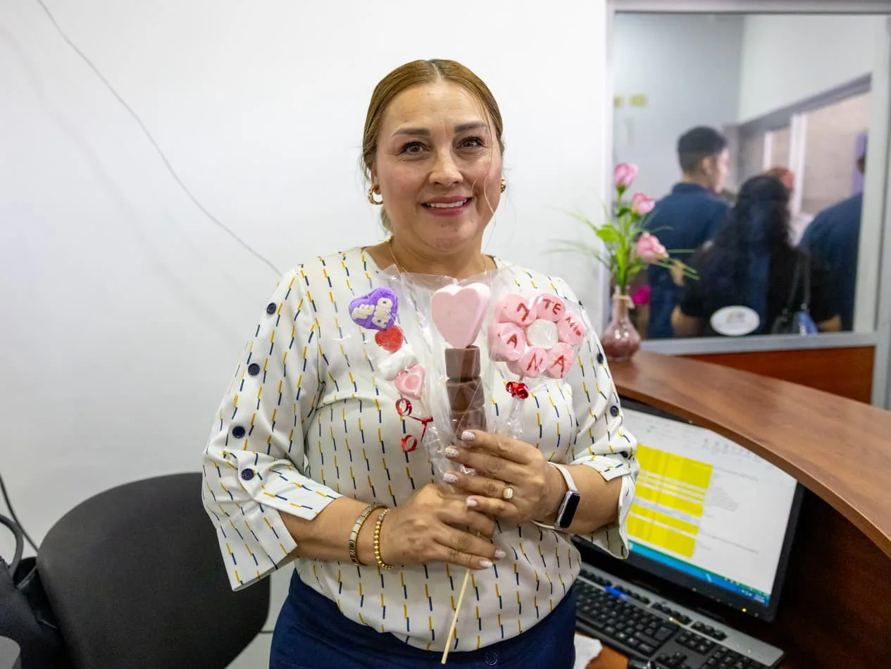 Jóvenes con discapacidad del programa Adaptando Estrellas venden brochetas de chocolate en dependencias municipales de Delicias