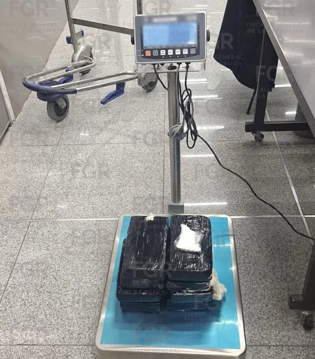 Detienen a hombre en el AICM con ocho kilos de cocaína ocultos en su silla de ruedas