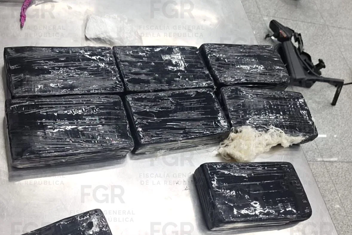 Detienen a hombre en el AICM con ocho kilos de cocaína ocultos en su silla de ruedas - imagen 2