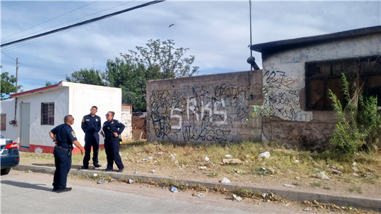 Bomberos de Chihuahua inspeccionan predios abandonados en la colonia 3 de Mayo para prevenir incendios
