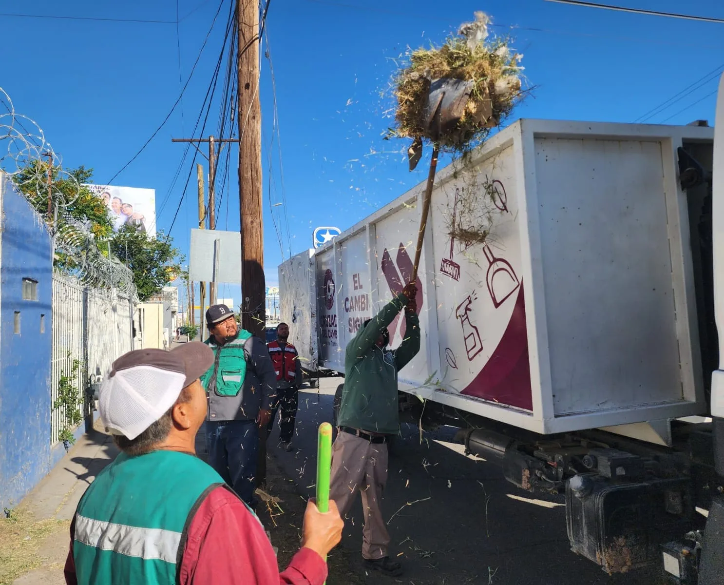 Cruzada del Cambio: cuadrillas municipales y empresas privadas trabajan en 48 avenidas de Ciudad Juárez - imagen 3