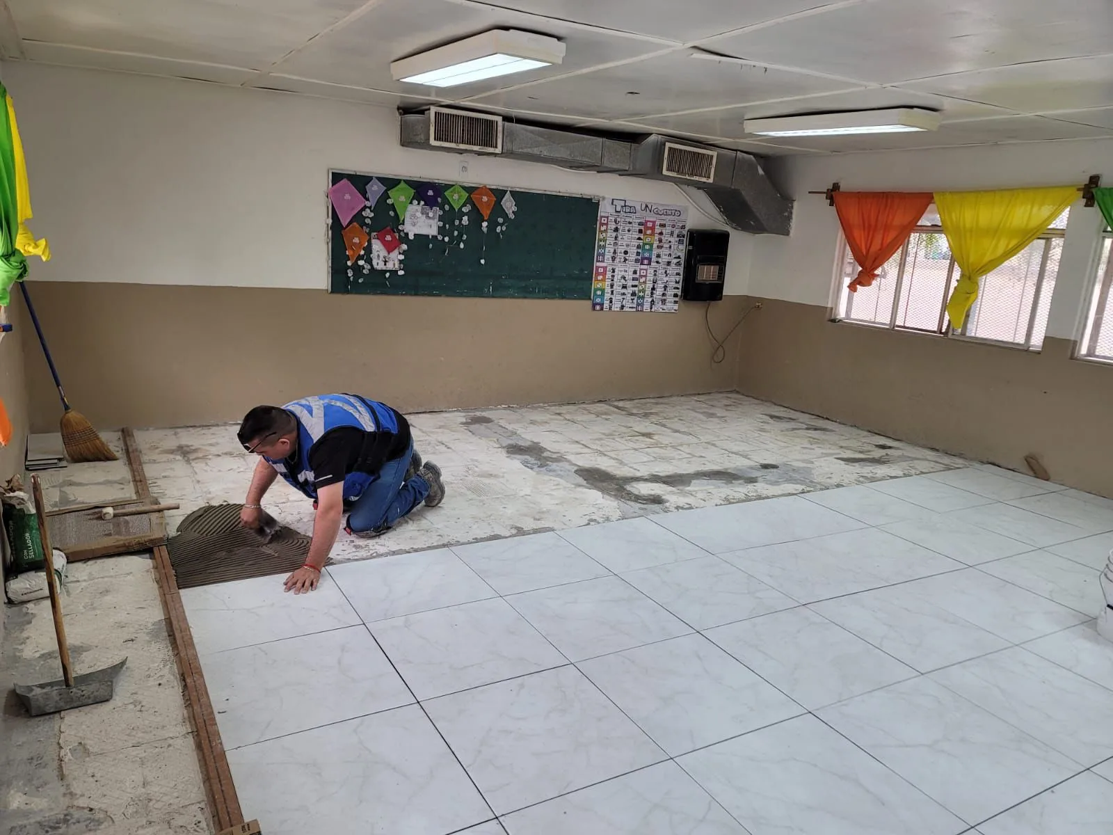 Municipio de Delicias rehabilita escuelas: pisos nuevos, areneros y banquetas en varios planteles