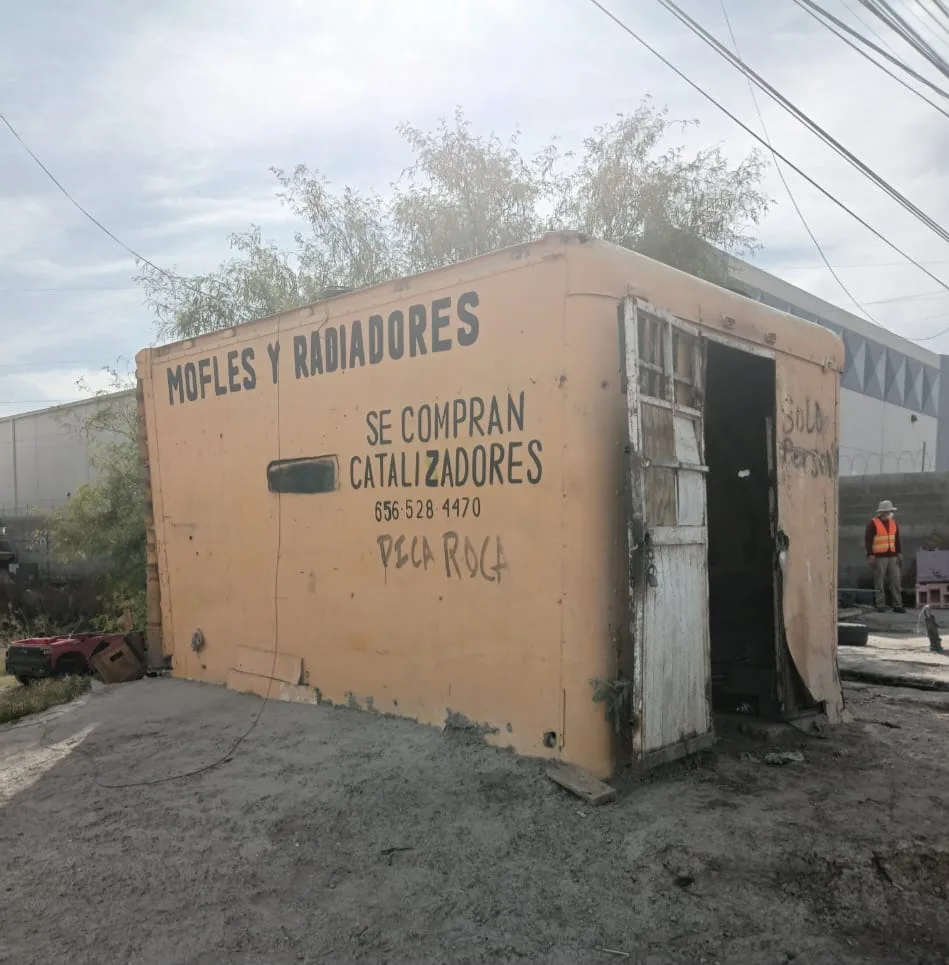 Municipio de Juárez retira talleres y puestos que invadían un dique en avenida Aeronáutica