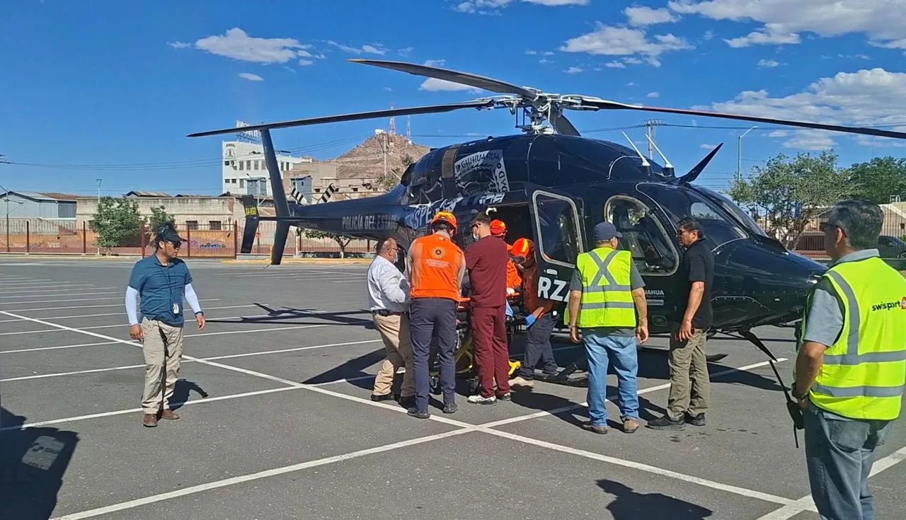 Helicóptero de la SSPE traslada de emergencia a hombre con quemaduras graves tras explosión de tanque de gas en Casas Grandes