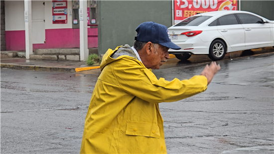 'Abuelo Policía 2026': adultos mayores cuidan escuelas de Chihuahua con capacitación en seguridad - imagen 3