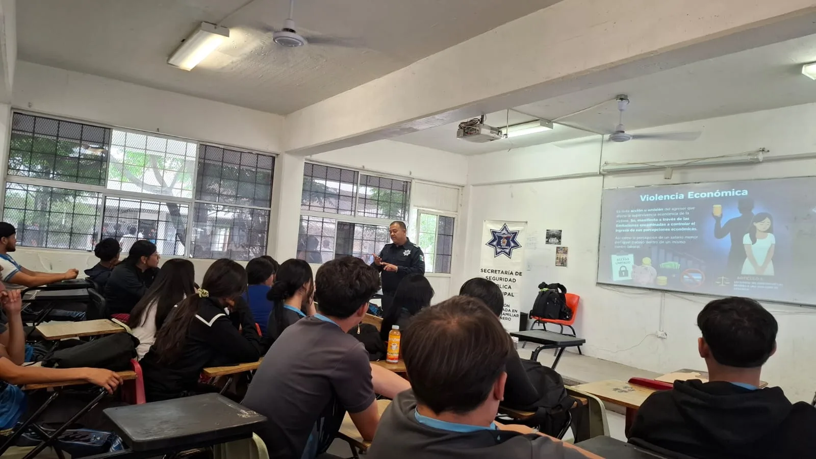 Policía municipal imparte charla sobre violencia familiar a 196 estudiantes de preparatoria en Ciudad Juárez - imagen 2