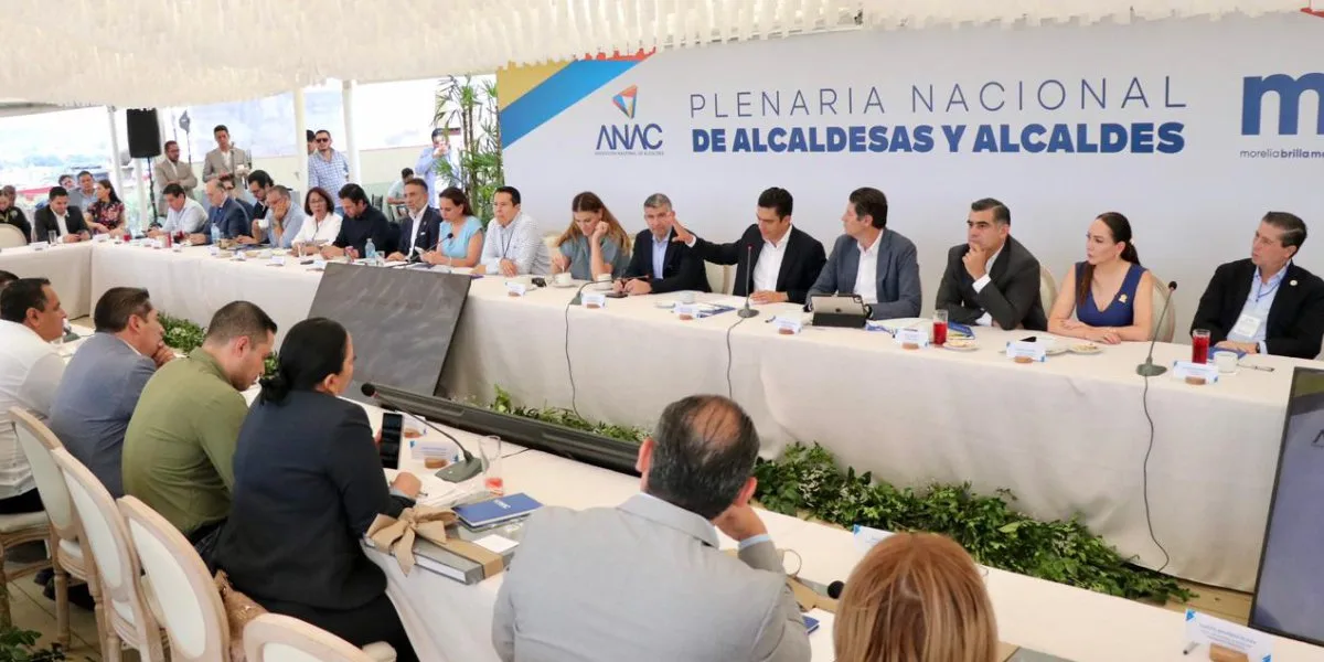 Lorena Alfaro participa en reunión plenaria de alcaldes convocada por la ANAC en Morelia