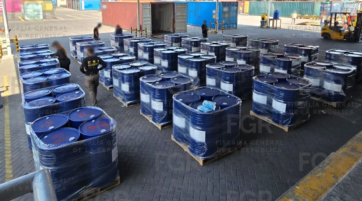 FGR y SSPC aseguran más de 54 mil litros de precursores químicos en la aduana de Manzanillo - imagen 6