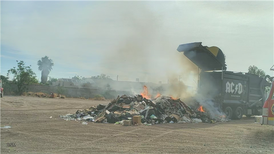 Camión recolector de empresa privada se incendia al sur de Chihuahua; bomberos sofocan el fuego sin daños mayores