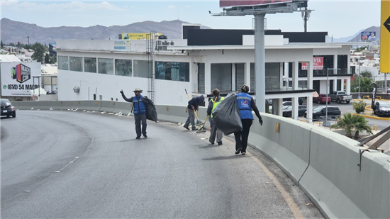 Cajas con documentos regadas en Periférico de la Juventud obligan a cierre parcial de vialidad en Chihuahua - imagen 2