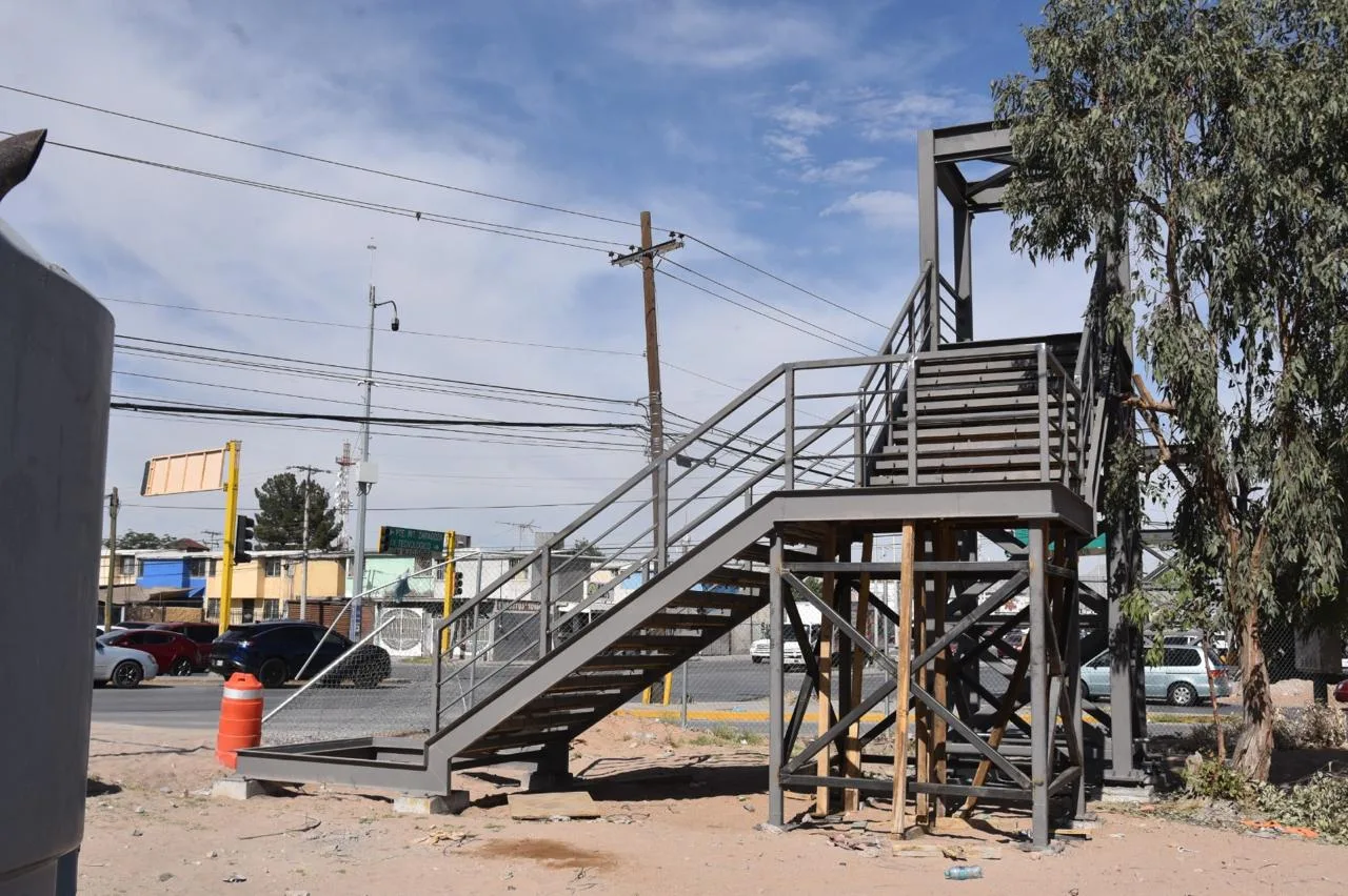 Municipio construye puentes peatonales con inversión de 24 millones de pesos en vialidades de alto tráfico