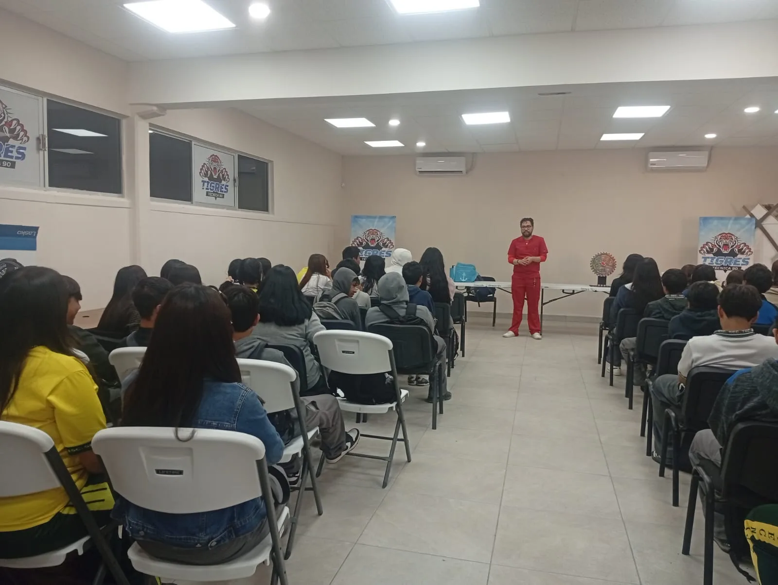Campaña de concientización en secundaria sobre riesgos del tabaquismo, vapeo y wax en la ciudad - imagen 1