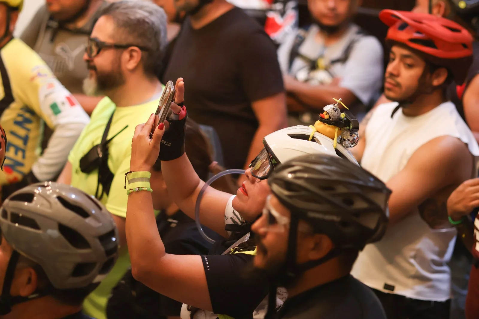 Ciclistas realizan recorrido nocturno por la Antigua Presidencia Municipal de Ciudad Juárez