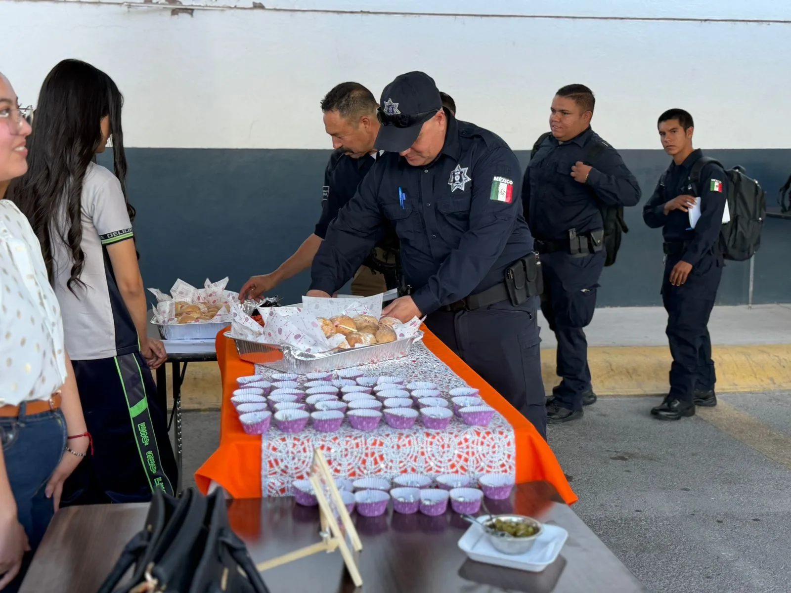 Estudiantes de Delicias reconocen la labor policial con gesto de agradecimiento