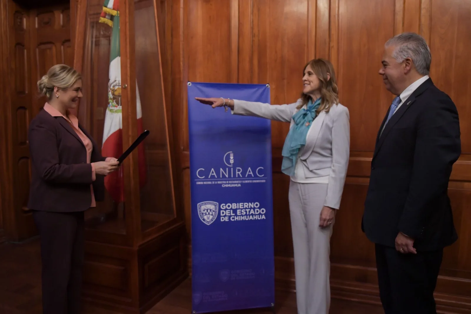 Maru Campos toma protesta a Patricia Hernández como presidenta de Canirac Chihuahua - imagen 3