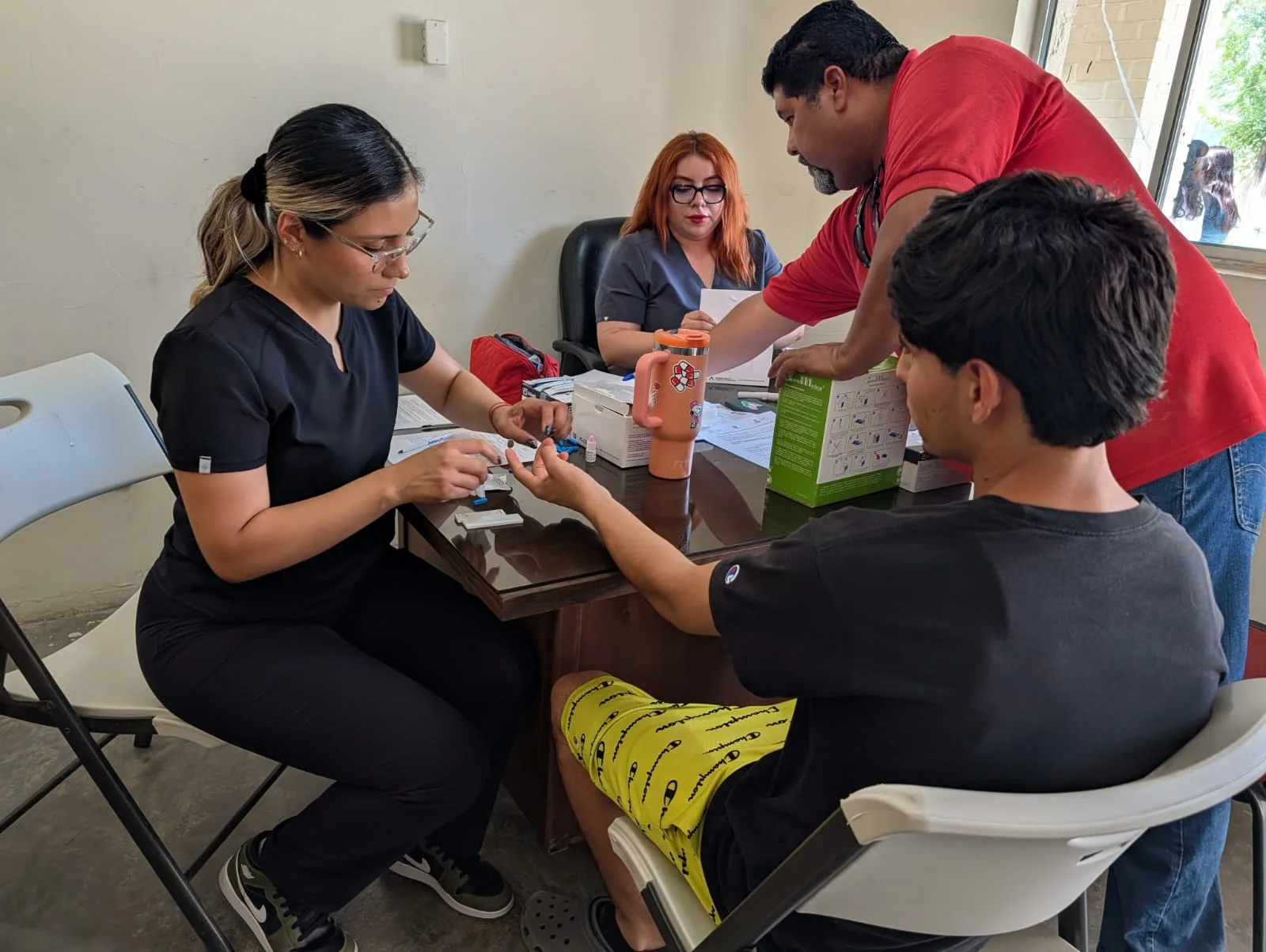 Brigada Médico a tu Puerta ofrece servicios gratuitos en el Centro Ave Fénix de Juárez
