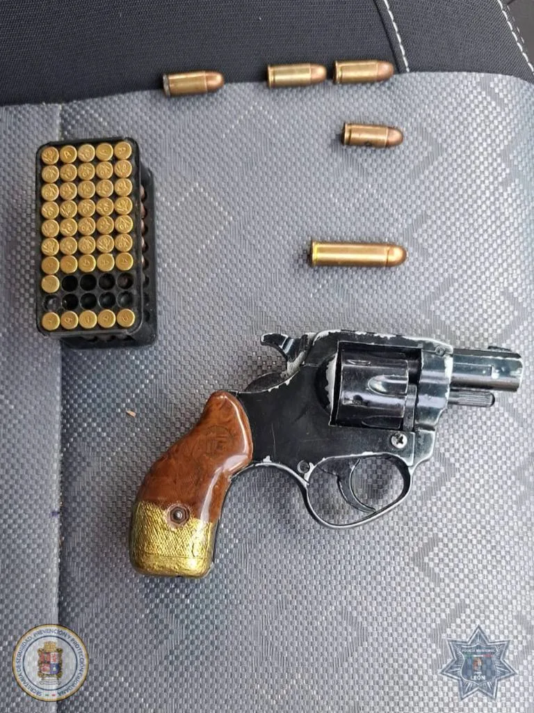 Detienen en León a hombre armado con 46 cartuchos y revólver