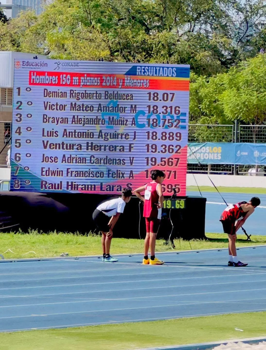 Víctor Mateo Amador gana oro y plata en atletismo en Juegos Escolares Nacionales 2026