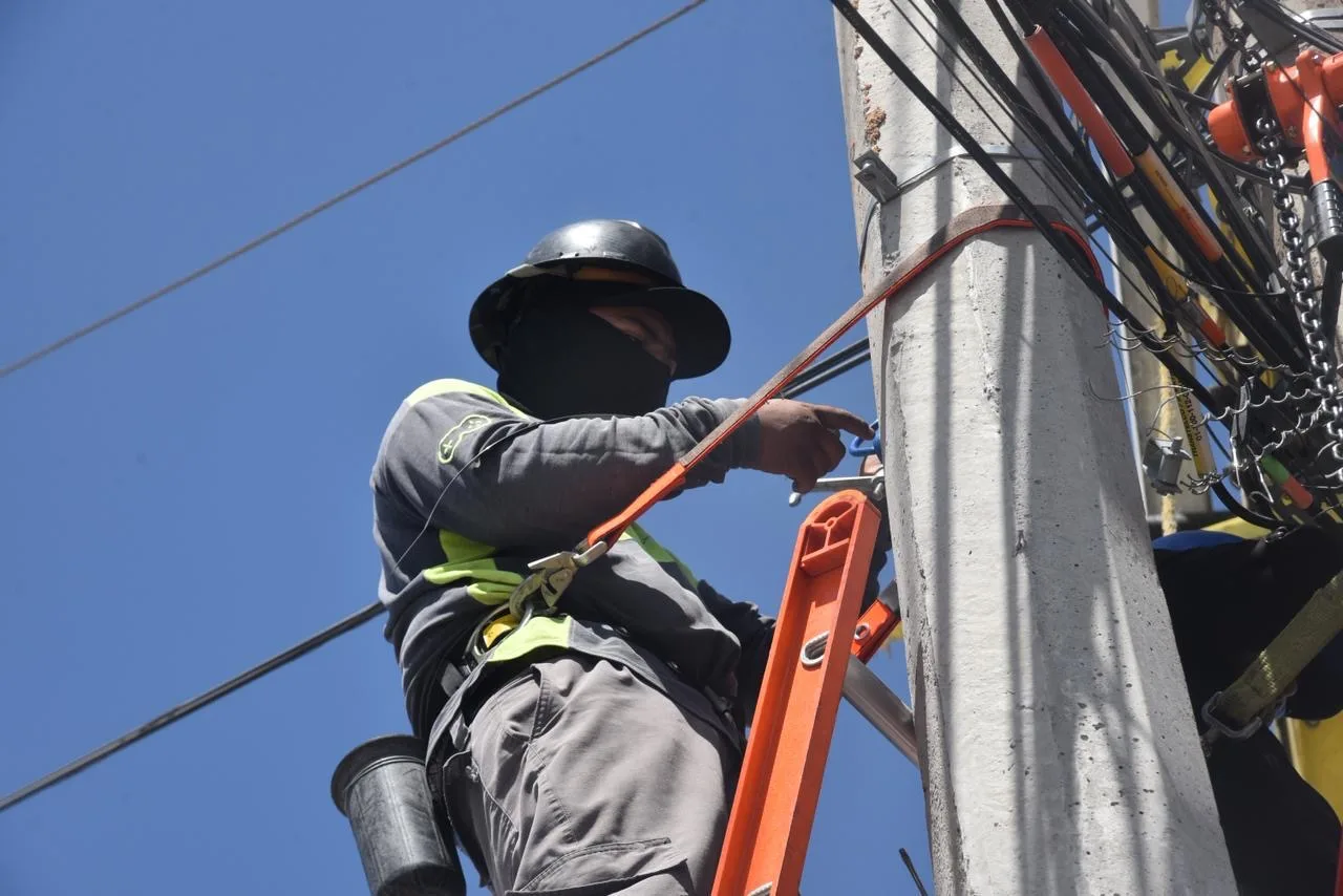 Retiran cableado aéreo en calle Tapioca para construcción de puente peatonal en Culiacán