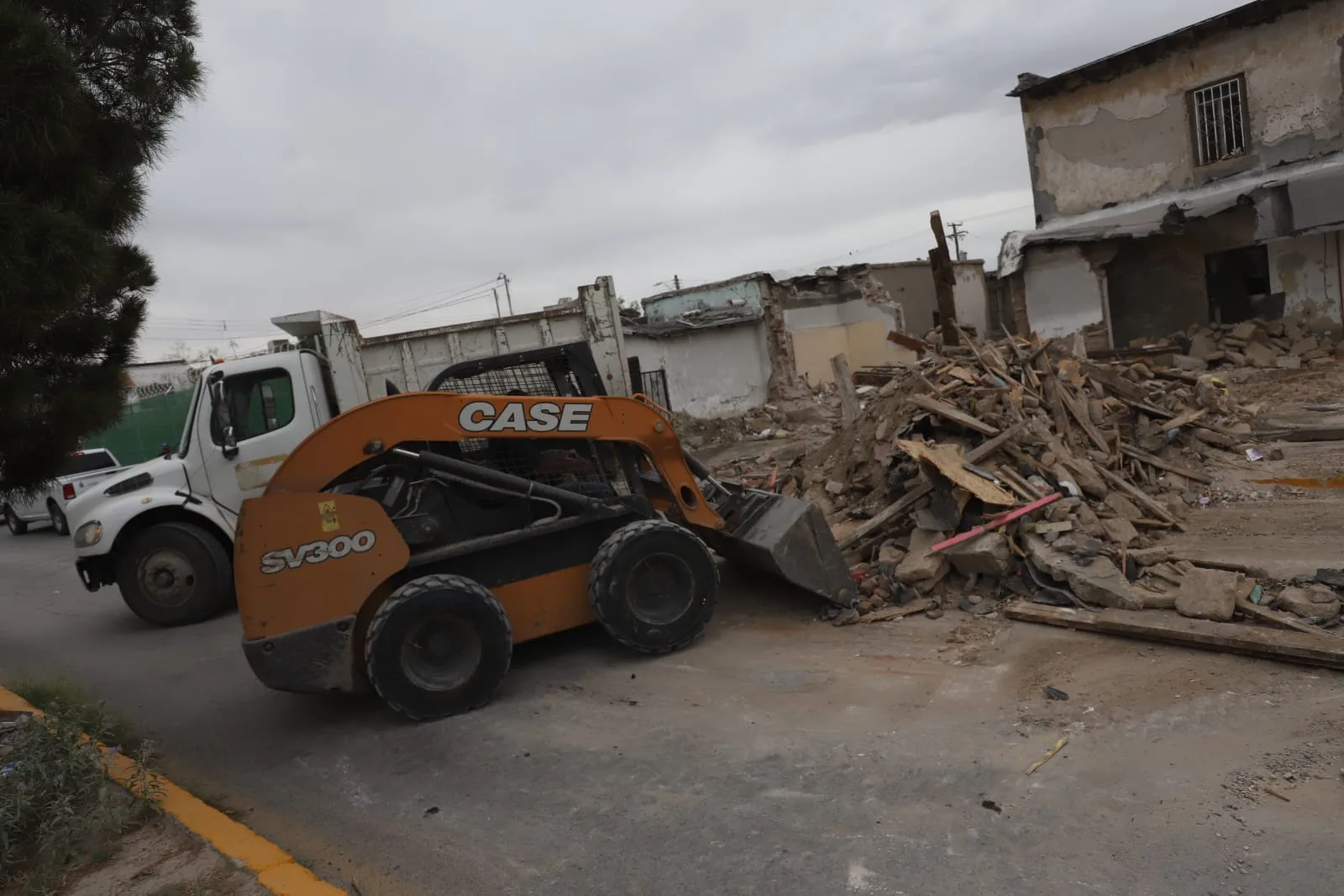 Demuelen finca abandonada en cruce de Ingeniero David Herrera Jordán y Ramón Corona para reducir riesgos - imagen 7