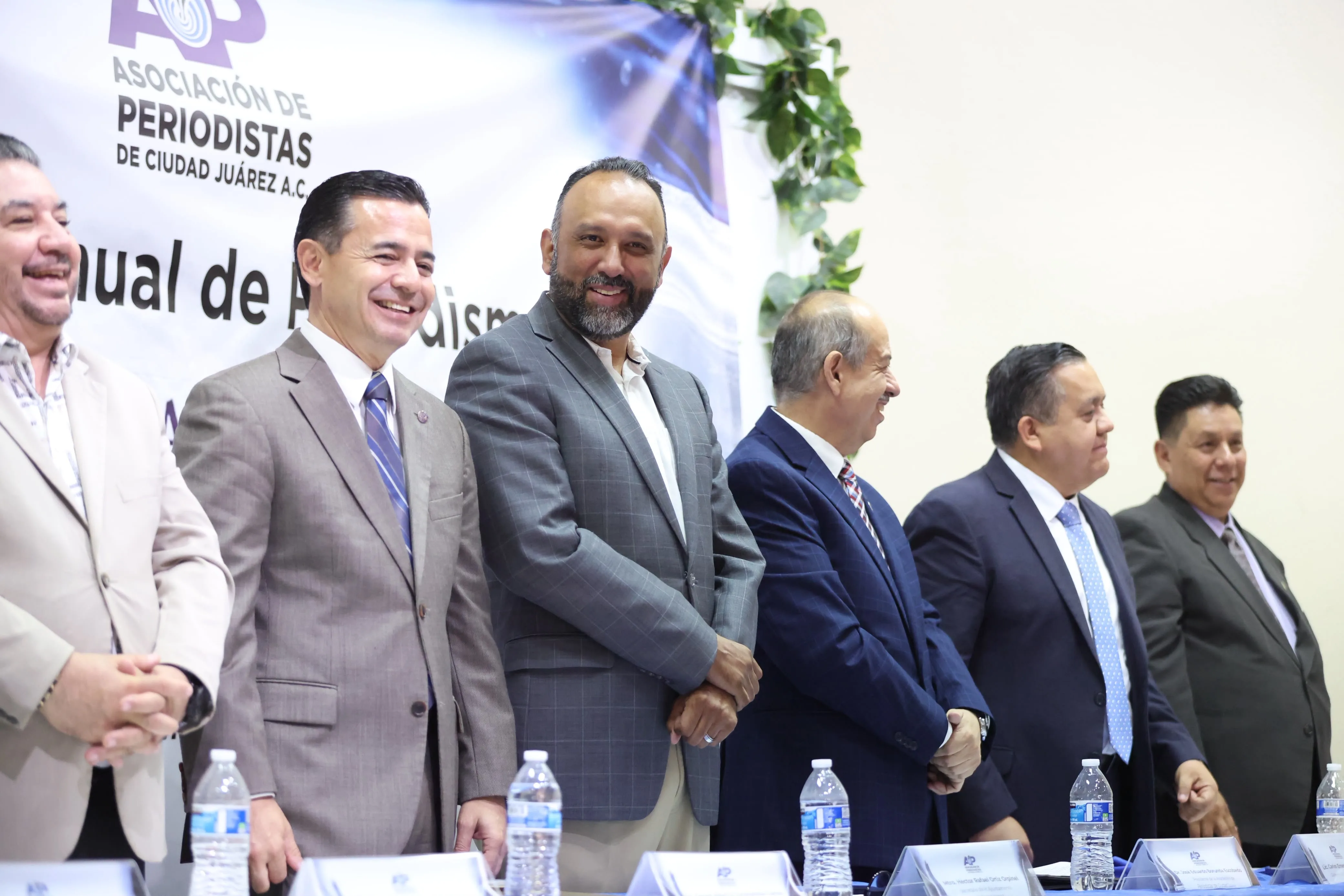 Secretario del Ayuntamiento participa en entrega del premio Columna de Plata 2026 en Ciudad Juárez - imagen 8