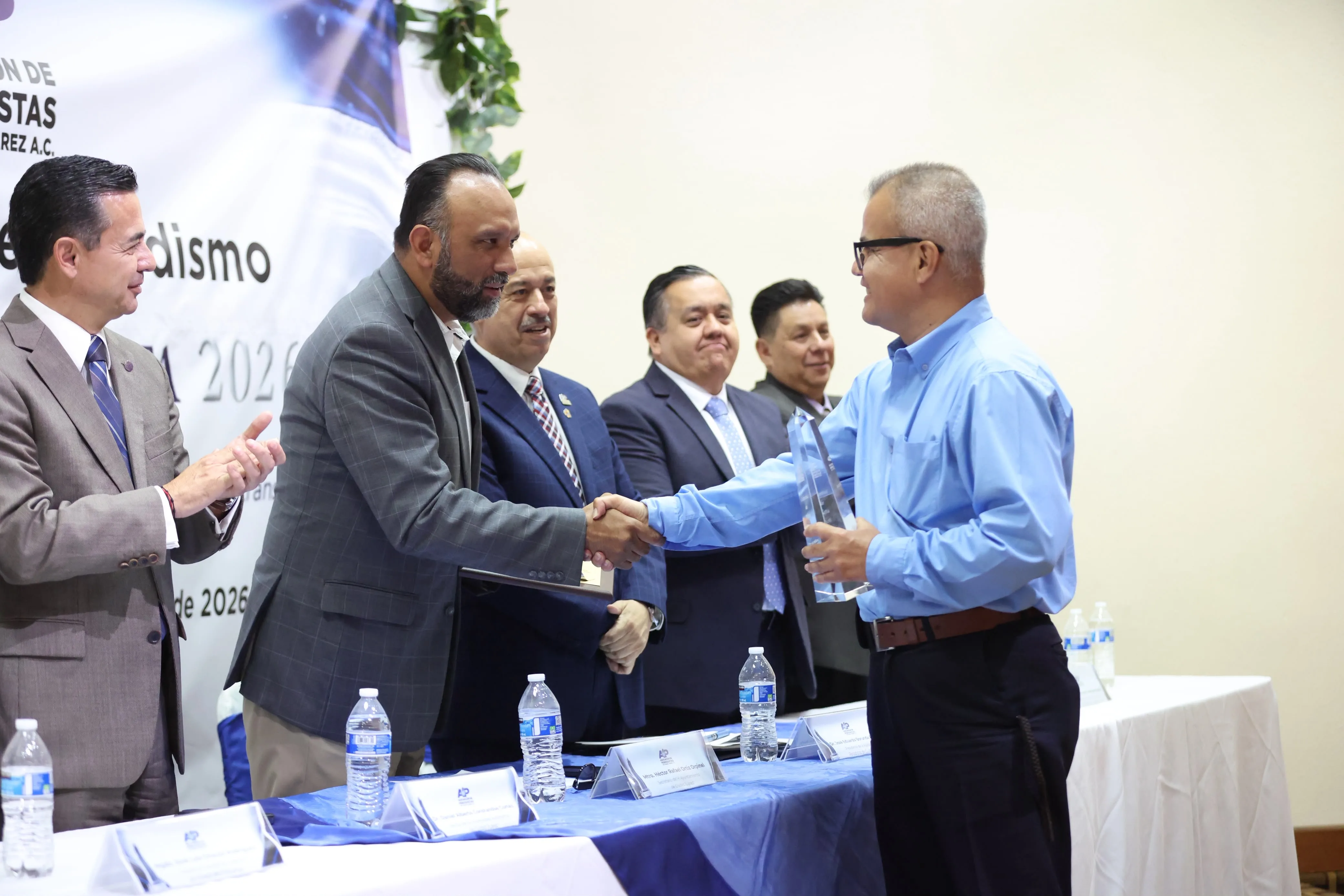 Secretario del Ayuntamiento participa en entrega del premio Columna de Plata 2026 en Ciudad Juárez - imagen 11