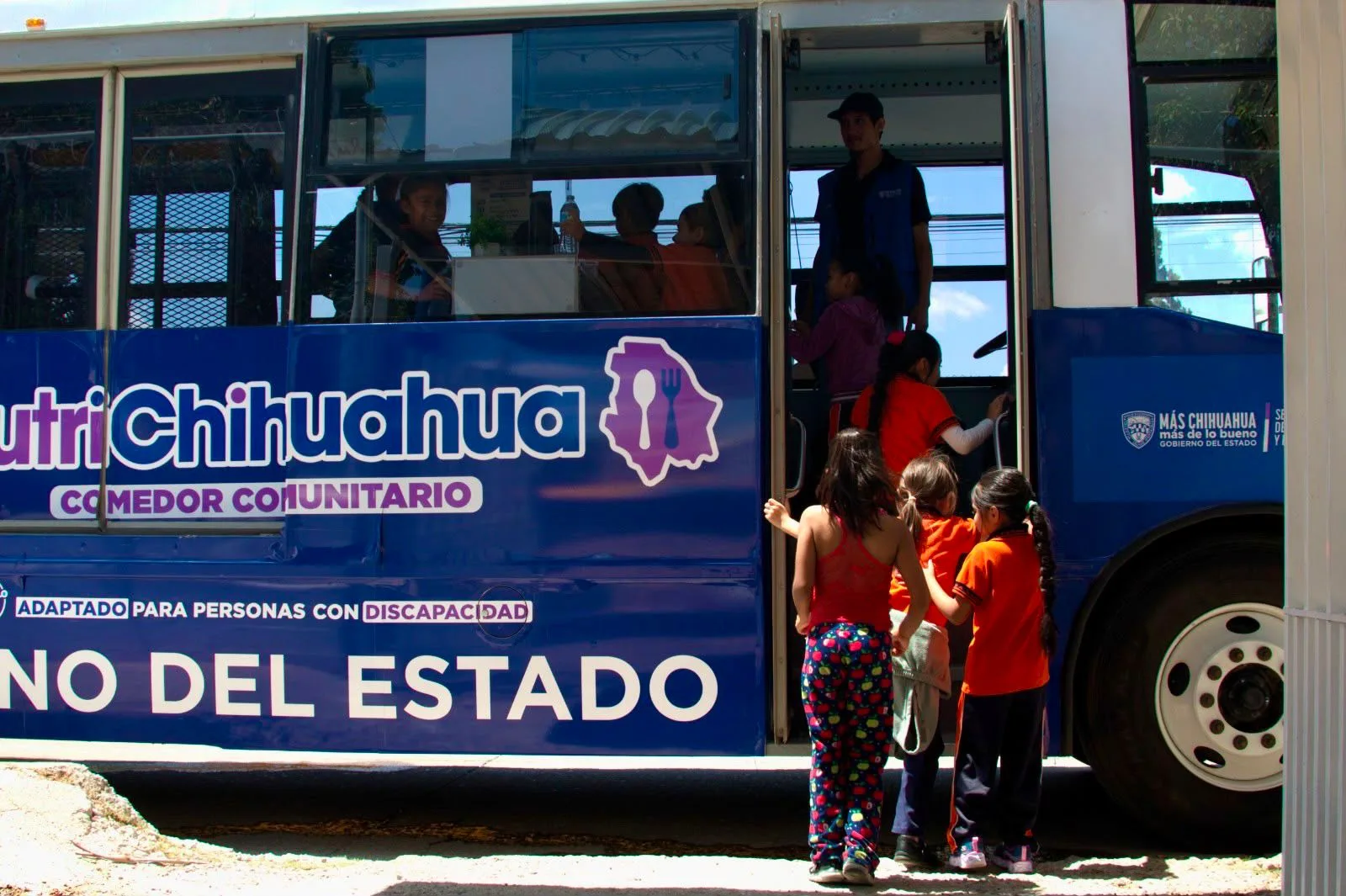 Comedor móvil de NutriChihuahua lleva platillos a alumnos de una primaria en Chihuahua - imagen 3