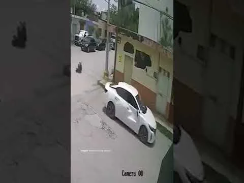 Motocicleta choca contra automóvil en cruce de calles en San Luis Potosí
