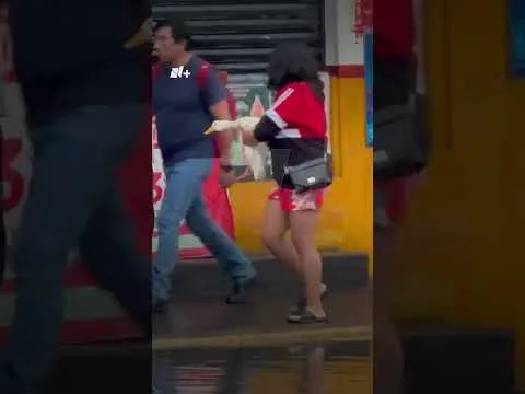 Vecina de Calzada de Zaragoza aprovecha inundación para sacar a nadar a sus patos en CDMX
