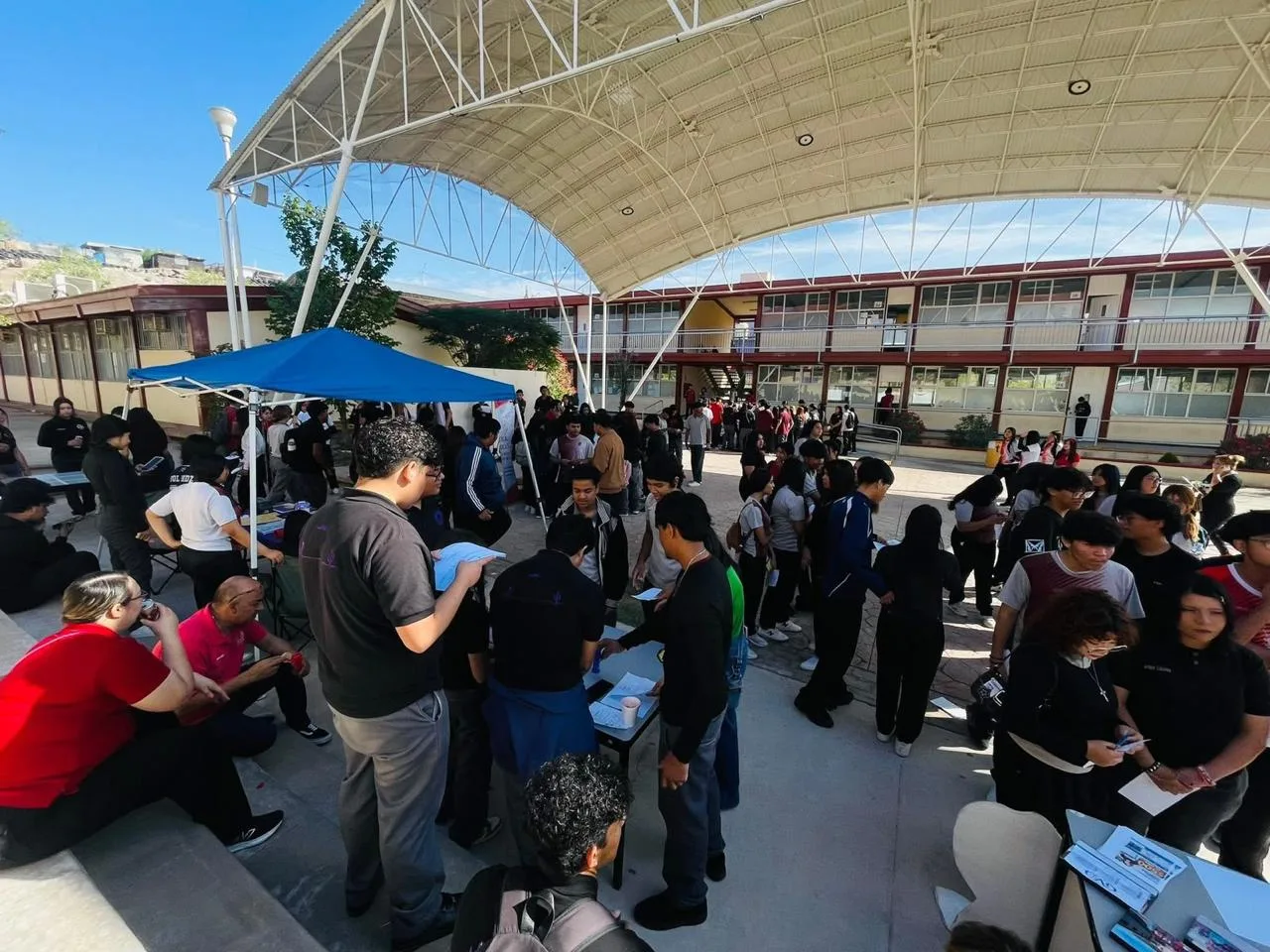 Feria de Servicios en el CBTis 269 acerca atención preventiva a más de 800 estudiantes y familias en Chihuahua