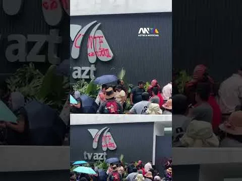 Integrantes de la CNTE vandalizan instalaciones de TV Azteca en Ciudad de México