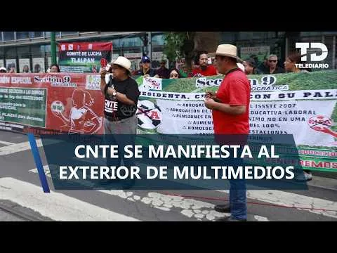 Integrantes de la CNTE protestan frente a las instalaciones de Multimedios en la Ciudad de México
