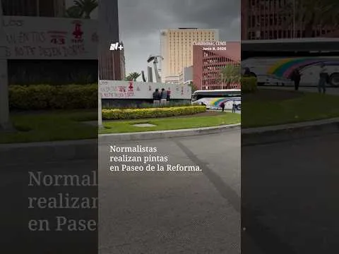 Normalistas de Ayotzinapa bloquean Paseo de la Reforma para exigir justicia por los 43 desaparecidos