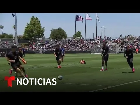 Estados Unidos realiza práctica abierta con miles de aficionados en California