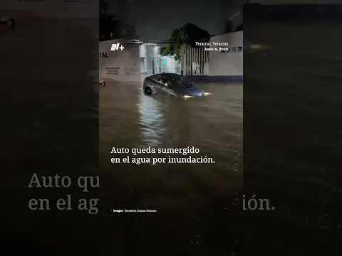 Auto queda sumergido tras inundación en colonia Teresa Morales, Veracruz