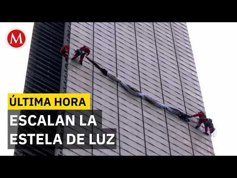 Activistas de Amnistía Internacional y Greenpeace escalan la Estela de Luz en Ciudad de México