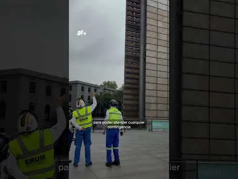 Activistas de Greenpeace y Amnistía Internacional despliegan manta gigante en la Estela de Luz en CDMX