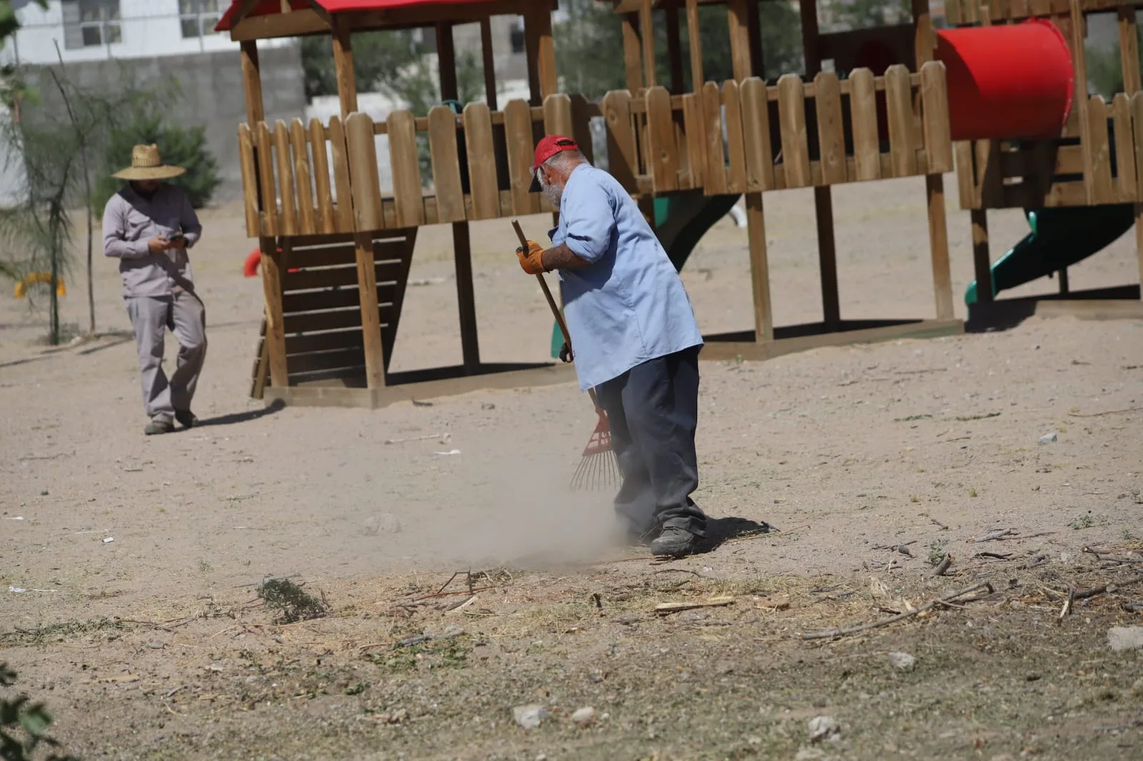 Limpian parque en fraccionamiento Morelos para mejorar espacios públicos en el suroriente de Juárez
