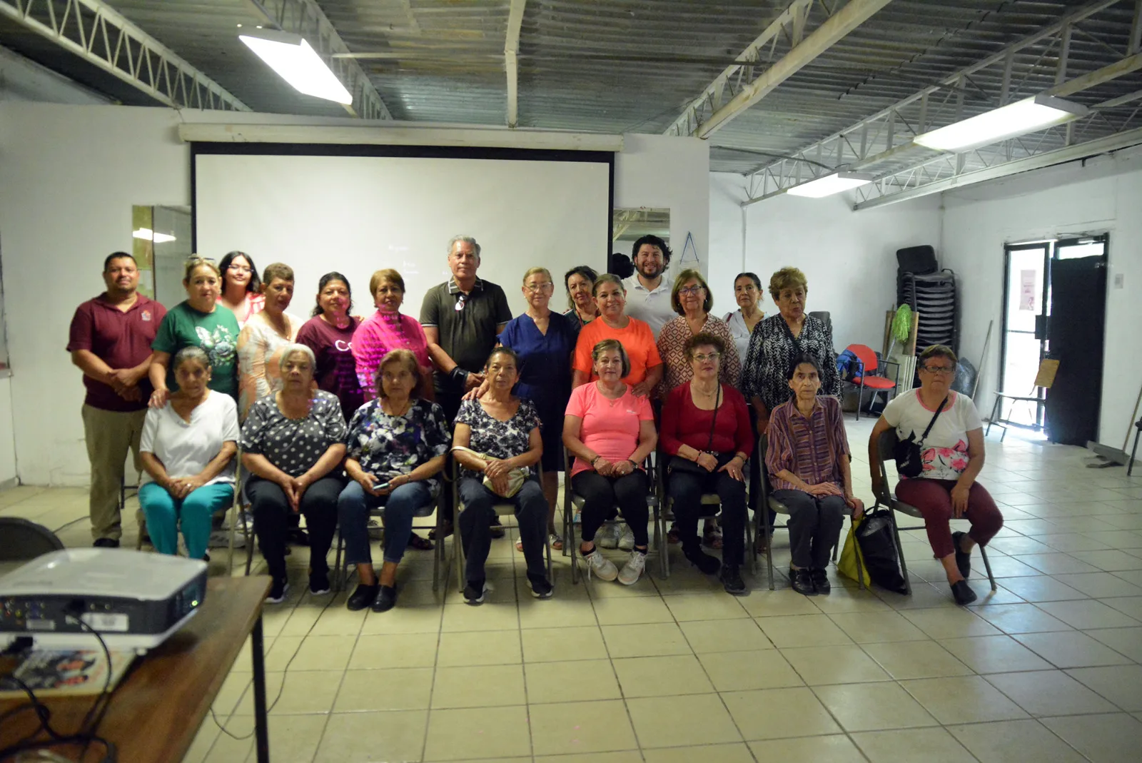 Adultos mayores disfrutan función de cine en el Centro Comunitario Jarudo