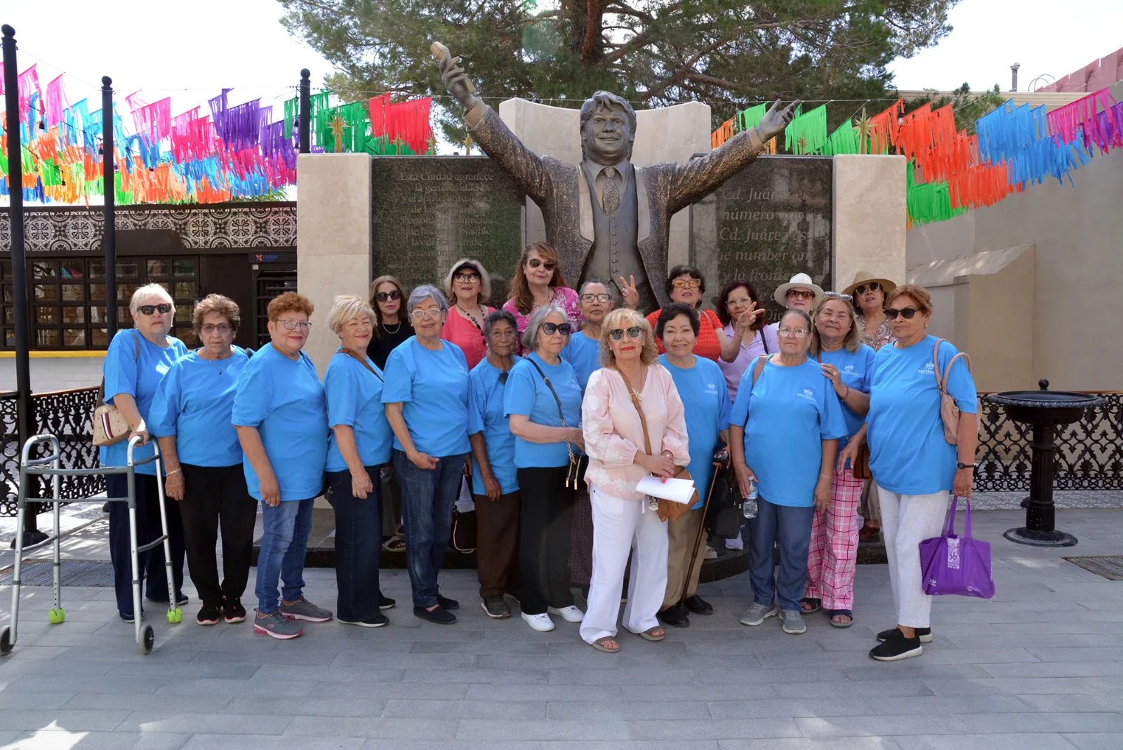 Adultos mayores del Centro Comunitario Fovissste Chamizal visitan el Museo Juan Gabriel en Chihuahua