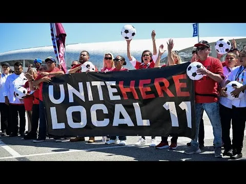 Trabajadores del SoFi Stadium en California exigen mejores salarios y garantías contra redadas migratorias durante la Copa del Mundo 2026