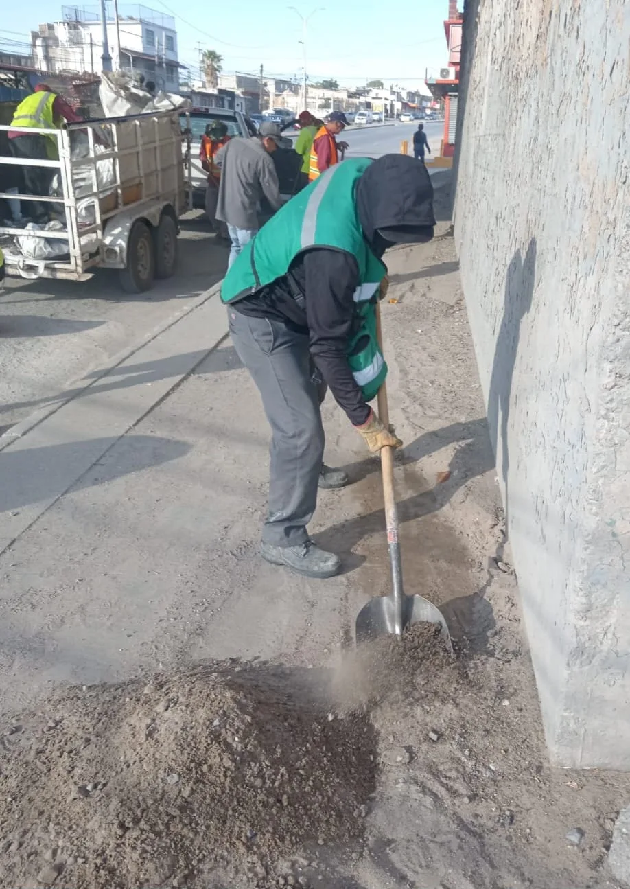 Cuadrillas de Ciudad Juárez retiran basura, llantas y escombros de avenidas principales - imagen 2