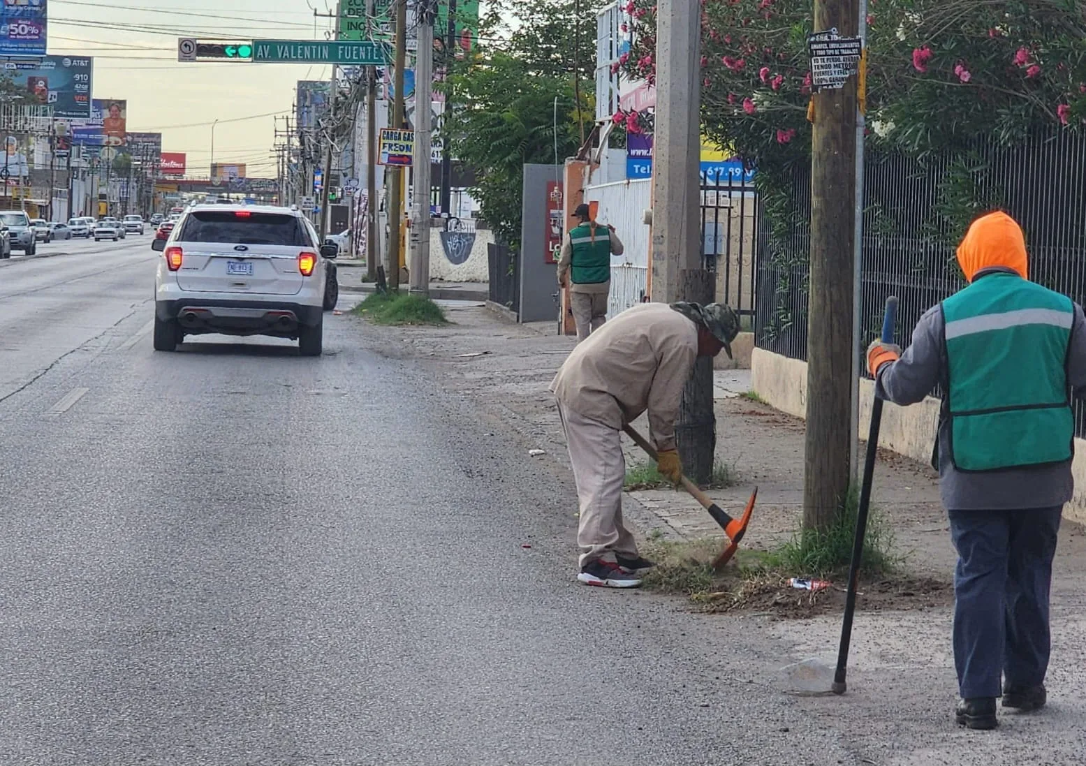 Cuadrillas de Ciudad Juárez retiran basura, llantas y escombros de avenidas principales - imagen 6