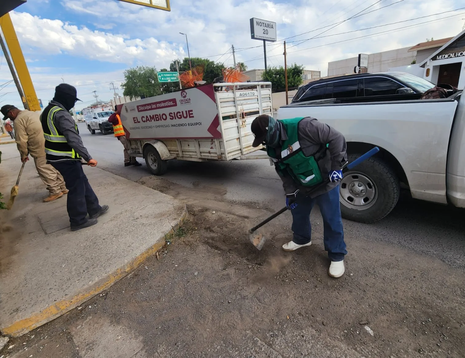 Cuadrillas de Ciudad Juárez retiran basura, llantas y escombros de avenidas principales - imagen 7