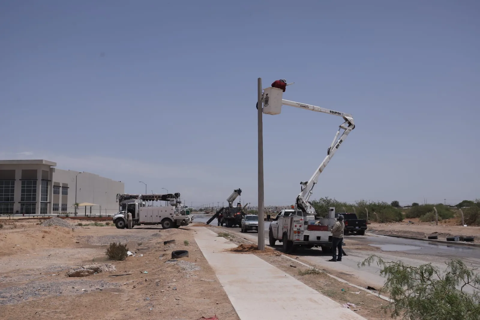 Rehabilitan alumbrado público en calle Jesús Macías Delgado de Ciudad Juárez