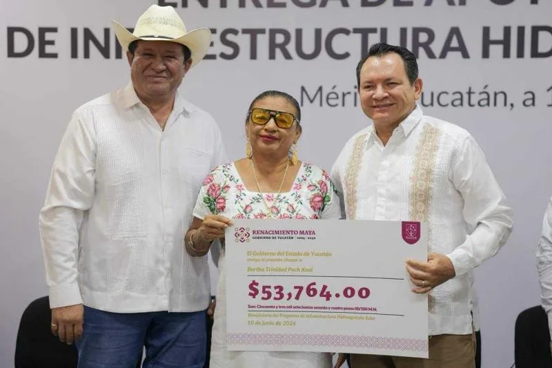Gobernador de Yucatán entrega apoyos para sistemas de riego solar y becas escolares en 2026
